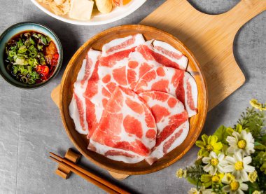 İnce dilimlenmiş erik çiçeği domuz eti, Çin yemeğinin üst manzaralı ahşap bir tabakta, çiğ et tabağı.