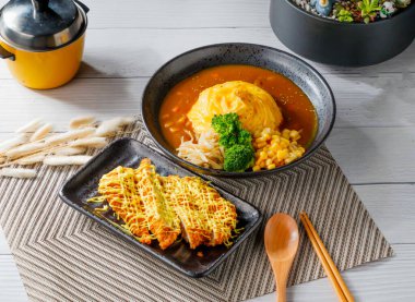 Japon usulü köri pilavı, ballı tavuk Katsu üzerine de yumuşak omlet, mısır ve brokoli ile Tayvan yemeği.