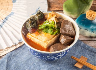 Geleneksel Çin Yüzyıl Yumurtası ve Baharatlı Tofu Çorbası Mavi Kasede, Tahta Masa Üzerinde Kanlı Tofu Çorbası