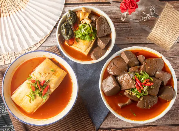 Çin Baharatlı Kokulu Tofu, Century Yumurtası ve Baharatlı Tofu Çorbası, Kan Kaymağı, Ördek Kanı ve Tayvan yemeğinin üst bağırsağı.