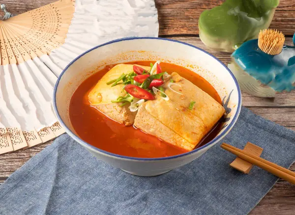 Geleneksel Çin Baharatlı Kokulu Tofu Kırmızı Chili Çorbası ve Kırmızı Biber Garnitürü Tayvan yemeğinin yan görünümü