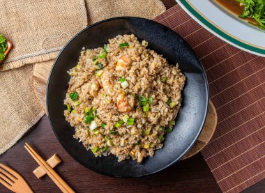 Lezzetli Karides Kızarmış Pirinç ve Siyah Kase 'de Yeşil Soğan, Orijinal Asya Mutfağı Manzarası