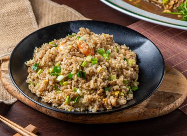 Lezzetli Asya usulü karışık pirinç, karides, yumurta ve yeşil soğan. Tahta Tahta Tahta Tahta Köşesi Görünümü 'nde sunuluyor.