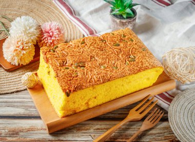 Tahta tahtada taze pişmiş kabaklı peynirli sünger keki ve tohum ve peynir kaplama tahtası yan görünümü