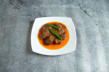 Geleneksel Biftek Bhuna Masala ve Yeşil Biberli Beyaz Tabak Otantik Güney Asya Et Tabağı Üst Görünümü