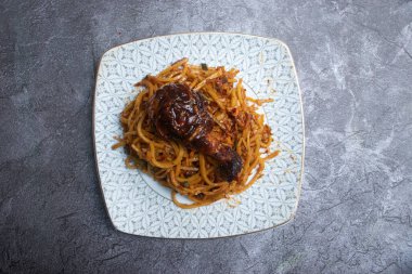 Asya yemeklerinin üst tabağında jöleli tavuk budu olan lezzetli BBQ Noodles.