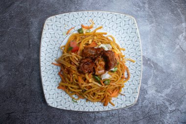 Sebzeli ve soslu lezzetli sığır eti, Asya yemeklerinin üst tabağında.