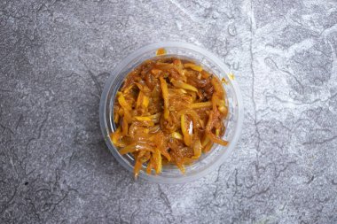 Baharatlı Chepa Shutki Bhorta, Bangladeş usulü Kurutulmuş Balık Lezzeti tabağında sunuldu.