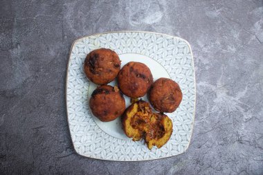 Çıtır Tavuk Chaap, klasik Pakistanlı ve Hint aperatiflerinin üst tabağında servis ediliyor.