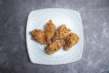 Altın Kahverengi Kızarmış Tavuk Kanatları Popüler Atıştırmalıkların üst tabağında