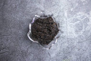 Geleneksel Bengali Kalo Jira Bhorta Siyah Kimyon Yapıştırıcısı 'nın üst görünüşünde