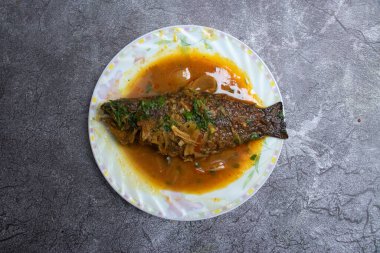 Geleneksel Bengali Koi Bhuna balığı Baharatlı ve Baharatlı Balık Köriye 'nin üst tabağında