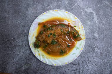 Pabda Fish Bhuna, geleneksel Bengali Balık Körisinin en üst tabağında, bol soslu.