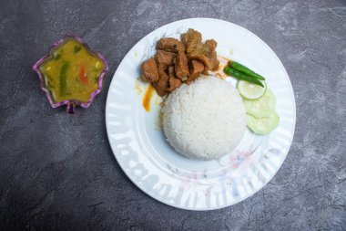 Biftek, köri ve pirinç menüsü, salata ve çorba, Asya yemeklerinin üst tabağında.