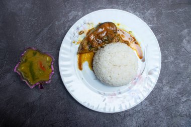 Bengali Balık Körisi, yanında beyaz pilav ve sebze tabağı Asya mutfağının en üst katında.