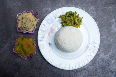 Vejetaryen menüsü, pilav, aloo bhorta, köri ve kızarmış acı kabak. Bangladeş yemeklerinin üst tabaklarında.