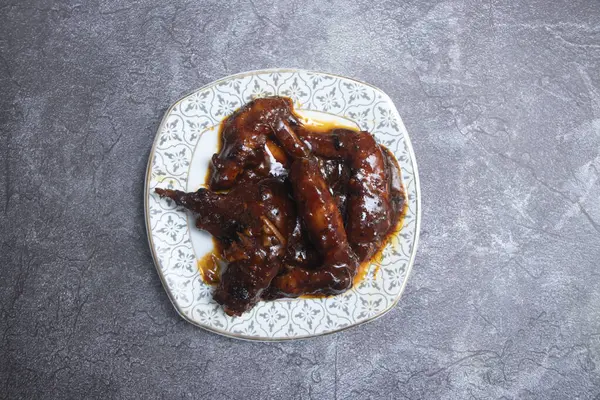 Çin yemeklerinin üst tabağında jöleli BBQ Tavuk Kanatları.