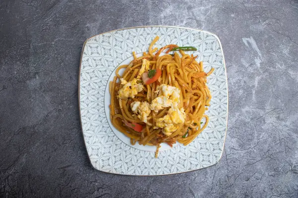 Çırpılmış yumurta eriştesi, sebzeli omlet ve çırpılmış yumurta Çin yemeği tabağında servis edilir.