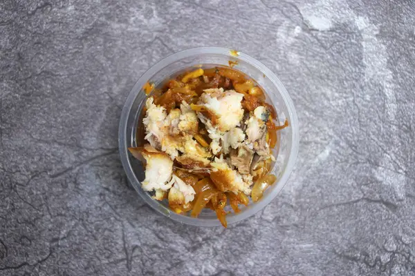 Baharatlı, soğanlı Hilsa Balığı. Geleneksel ve lezzetli bir Bhorta 'nın üst görünüşü.