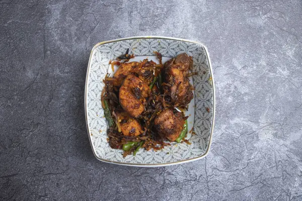 Baharatlı Tawa Tavuğu tabağın üstünde geleneksel körili kızartma.