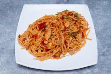Tavuk Chowmein Eriştesi tabakta Hint usulü Çin yemeğinin yakın plan görüntüsü.