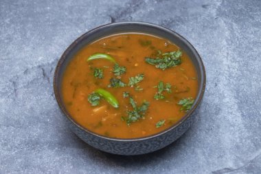 Biberli Tayland Çorbası ve kase içinde Asya çorbasının gri arka planında izole edilmiş kase.