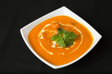Kremalı Tavuk ya da kasede Murgh Makhani koyu arka planda kremalı Hint Curry 'si.