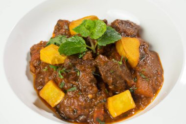 Baharatlı koyun Vindaloo Karahi ve patates kasesi Hint Körisi 'nin yakın plan görüntüsü