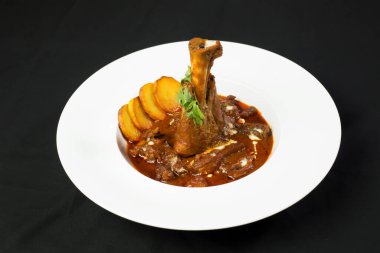 Koyun Rogan Josh Korma Karahi ve patates Hint Körisinin arka planında izole edilmiş.