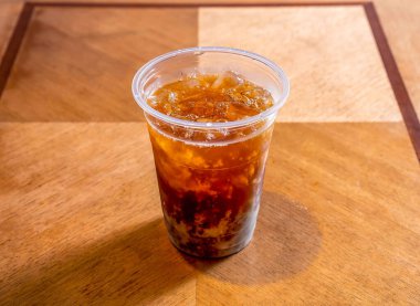 Buzlu limonlu çay, ahşap masa manzaralı buzlu çay.