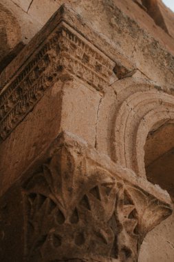 Bu unutulmaz güzellikteki fotoğrafta, antik bir kilise zamanın geçişinin bir kanıtı olarak duruyor. Duvarları ve sütunları, her çatlakta ve çatlakta tarihin izlerini taşıyan yüzyıllardır süren fırtına ve çekişmelere dayandı..
