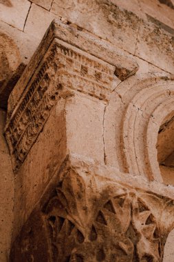 Bu unutulmaz güzellikteki fotoğrafta, antik bir kilise zamanın geçişinin bir kanıtı olarak duruyor. Duvarları ve sütunları, her çatlakta ve çatlakta tarihin izlerini taşıyan yüzyıllardır süren fırtına ve çekişmelere dayandı..