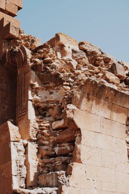 Bu unutulmaz güzellikteki fotoğrafta, antik bir kilise zamanın geçişinin bir kanıtı olarak duruyor. Duvarları ve sütunları, her çatlakta ve çatlakta tarihin izlerini taşıyan yüzyıllardır süren fırtına ve çekişmelere dayandı..