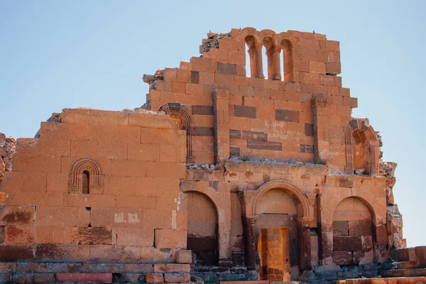Bu unutulmaz güzellikteki fotoğrafta, antik bir kilise zamanın geçişinin bir kanıtı olarak duruyor. Duvarları ve sütunları, her çatlakta ve çatlakta tarihin izlerini taşıyan yüzyıllardır süren fırtına ve çekişmelere dayandı..