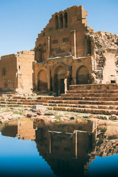 Bu unutulmaz güzellikteki fotoğrafta, antik bir kilise zamanın geçişinin bir kanıtı olarak duruyor. Duvarları ve sütunları, her çatlakta ve çatlakta tarihin izlerini taşıyan yüzyıllardır süren fırtına ve çekişmelere dayandı..
