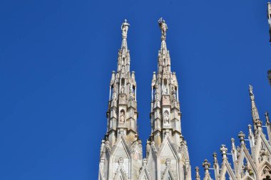 Şehrin merkezindeki katedral. 