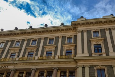 Şehirdeki eski evin ön cephesi.