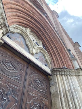 Katedralin ana girişi.