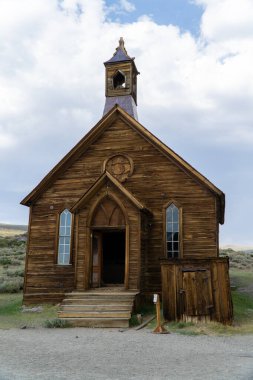 Bodie State Historic Park 'taki Mono County, Kaliforniya' daki eski kilise. Terk edilmiş bir altın madeninde yüksek kaliteli fotoğraf.