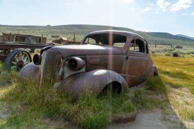 Bodie Tarihi Eyalet Parkı 'ndaki eski arabalar, Eski Batı Hayalet Kasabası. Yüksek kalite fotoğraf