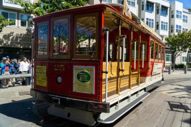 Geleneksel geleneksel kablolu arabaların klasik manzarası ünlü Kaliforniya Caddesi San Francisco, Kaliforniya, ABD 'de. Yüksek kalite fotoğraf