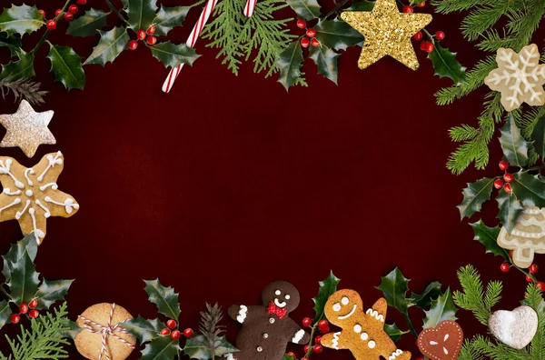 Vánoční Jedle Jmelí Luk Sušenky Pozadí Hranice Tradiční Přírodní Kompozice — Stock fotografie
