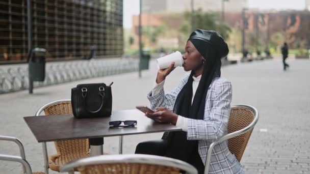 Zoom Widoku Czarnej Kobiety Kurtce Kratkę Stylowym Chustą Głowę Beretem — Wideo stockowe