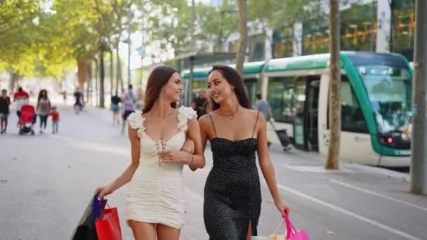 Seguimiento Tiro Feliz Diversas Mujeres Sonriendo Balanceo Bolsas Papel Mientras — Vídeo de stock