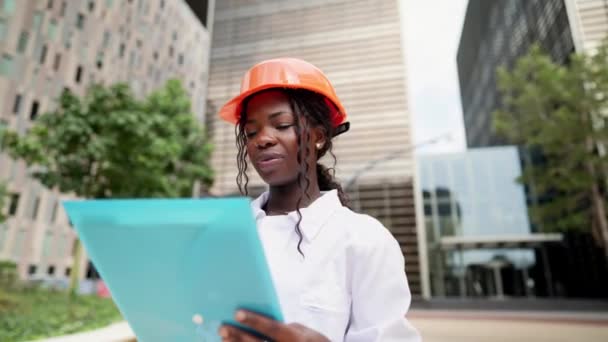 Niedriger Winkel Einer Jungen Afroamerikanischen Bauunternehmerin Mit Orangefarbenem Hut Und — Stockvideo