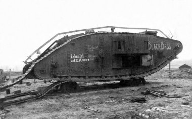 Cambrai, Fransa, 1917: Black Bless. Birinci Dünya Savaşı tankı siyah ve beyaz. Savaşta kullanılan İngiliz silahları, erkek ve kadın, muhtemelen Almanlar tarafından ele geçirilmiş. Arka planda deniz ve gökyüzü olan çamur ve çamur üzerindeki demir tankı yok etmişler..