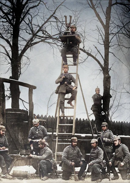 ドイツ Circa 1915 カラー化された復元された写真 ドイツ人は第一次世界大戦中の兵士を観察し 兵士が梯子の上にカメラをポーズし 見ているのを観察し 東部戦線で世界中に双眼トレンチの円盤を使用している — ストック写真