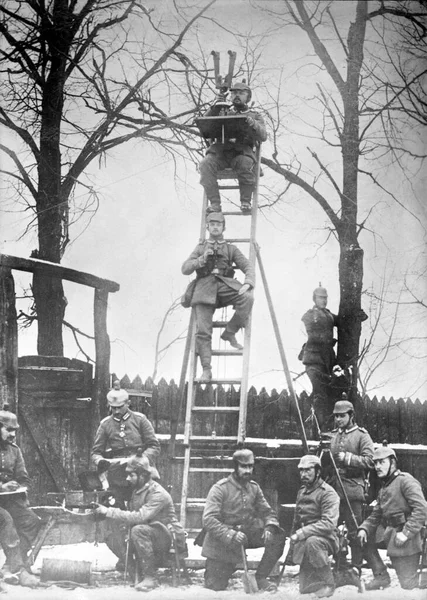 ドイツ 1915年 黒と白の写真 ドイツ人は第一次世界大戦中の兵士を観察し 兵士が梯子の上にカメラをポーズし 見ているのを観察し 東部戦線で世界中に双眼トレンチの円盤を使用している — ストック写真