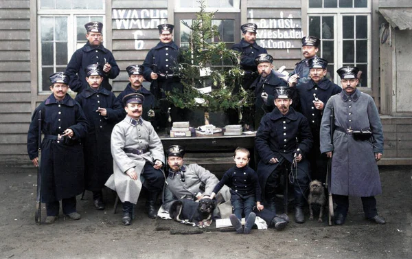 1914年 ベルギー カラー写真 第一次世界大戦のドイツ兵のクリスマスは 子供と2匹の犬と家から制服を着た 色のクリスマスツリーの周りのカメラのためのポーズ — ストック写真