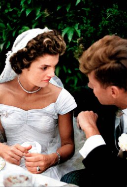 ABD, 1953. Jacqueline Bouvier Kennedy ve John Kennedy düğün törenlerinde renkli bir şekilde konuşuyorlardı. Newport, Rhode Island 'da. JFK, Birleşik Devletler 'in 35. başkanı. 1917 'de doğdu ve 1963' te Dallas, Teksas 'ta öldürüldü..